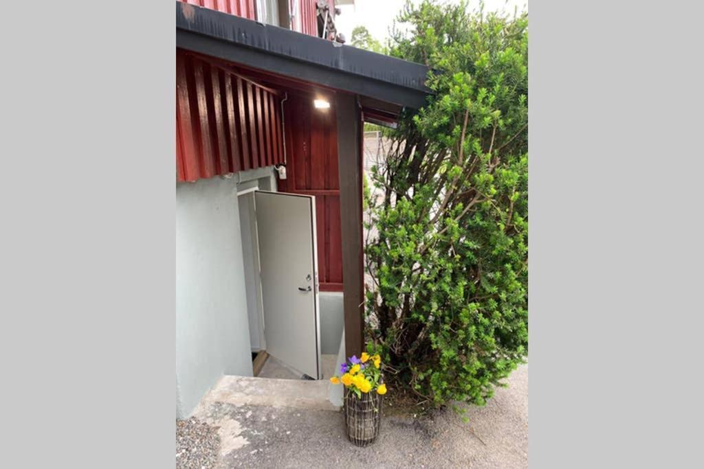 Appartamento Nyrenoverat Kaellarlaegenhet Ljungskile Esterno foto